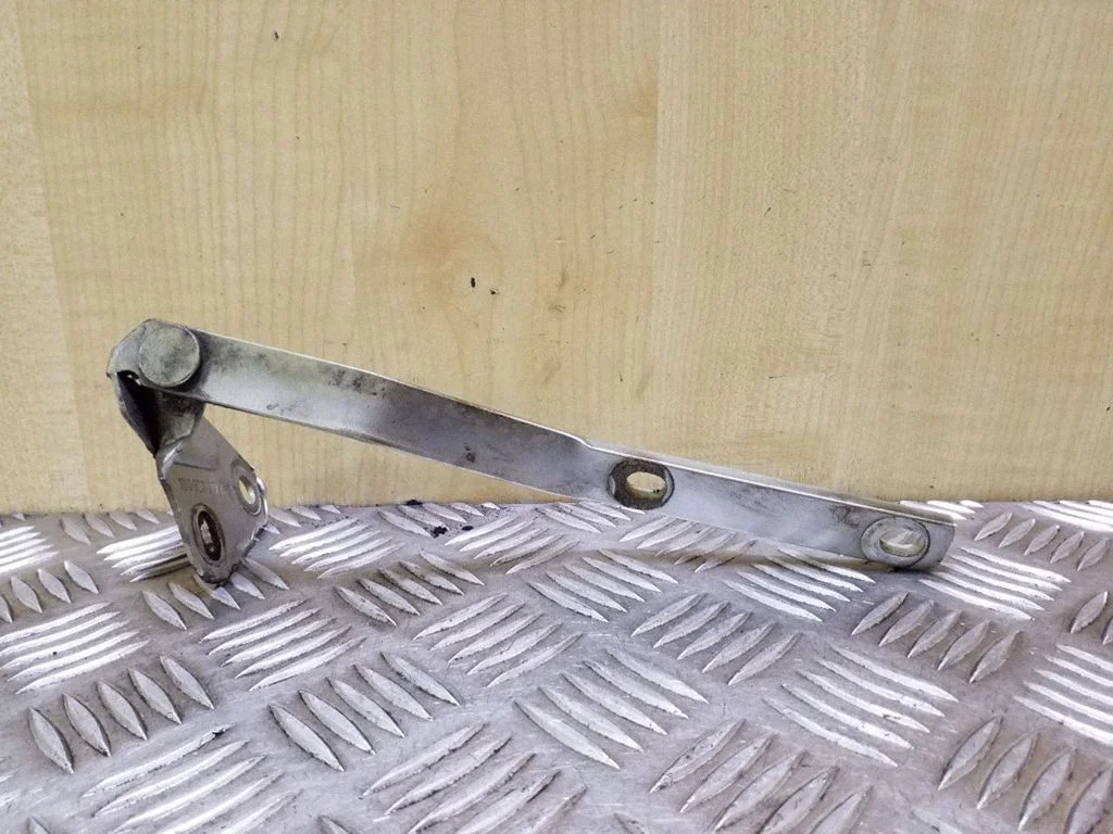 Engine bonnet/hood hinges 1U0823302A