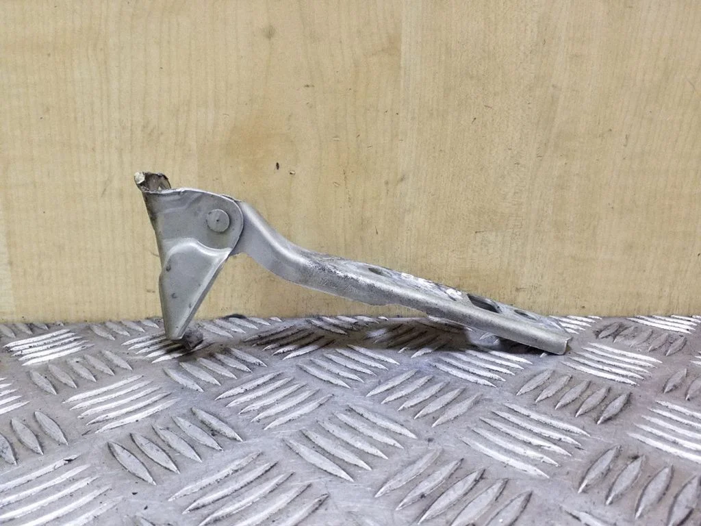 Engine bonnet/hood hinges 1J0823302A