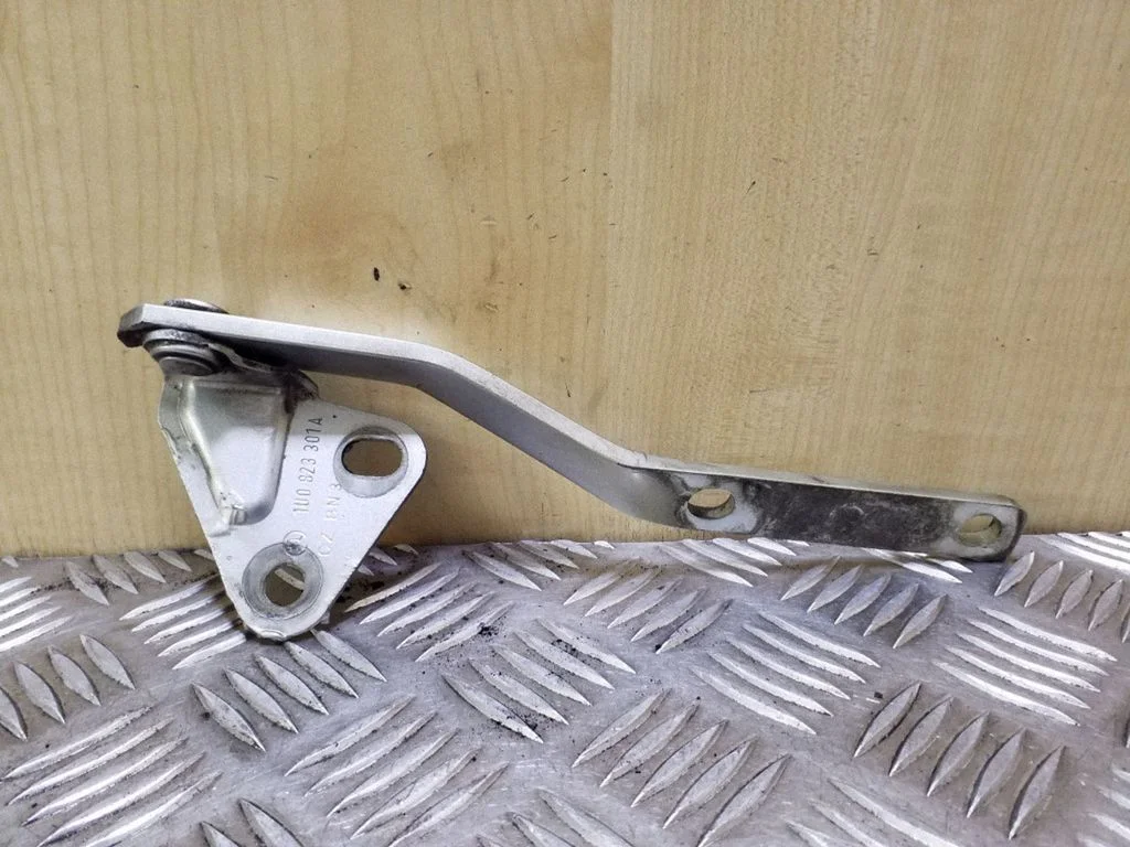 Engine bonnet/hood hinges 1U0823301A