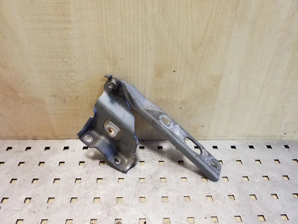 Engine bonnet/hood hinges 8K0823302D