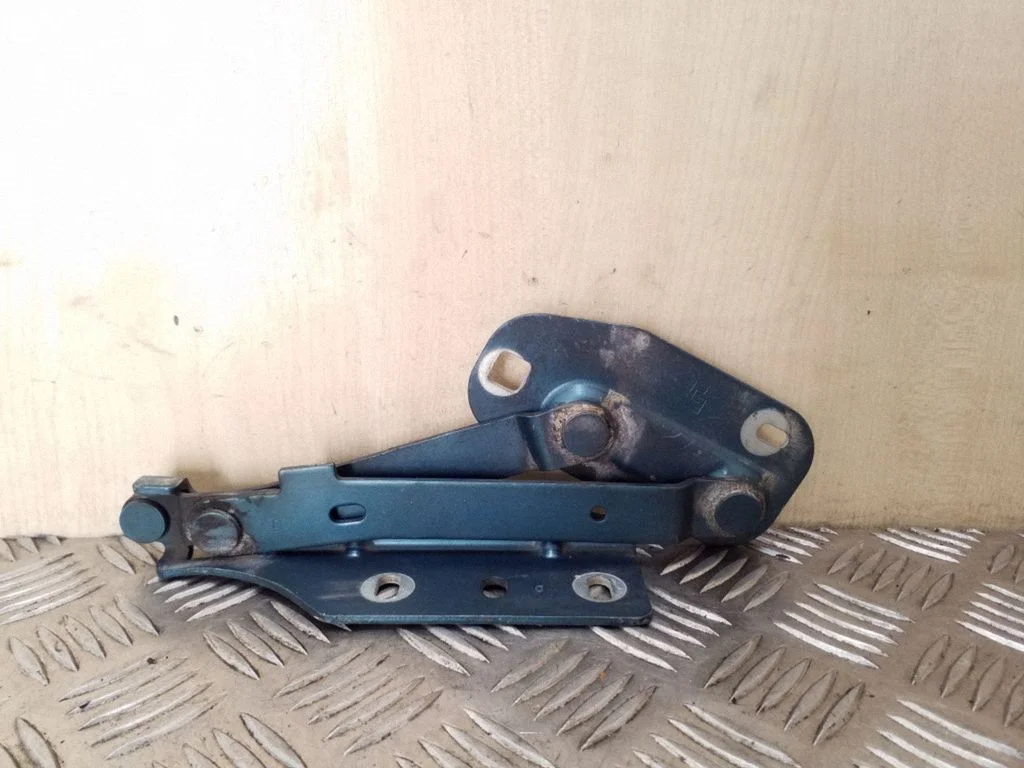 Engine bonnet/hood hinges – front right