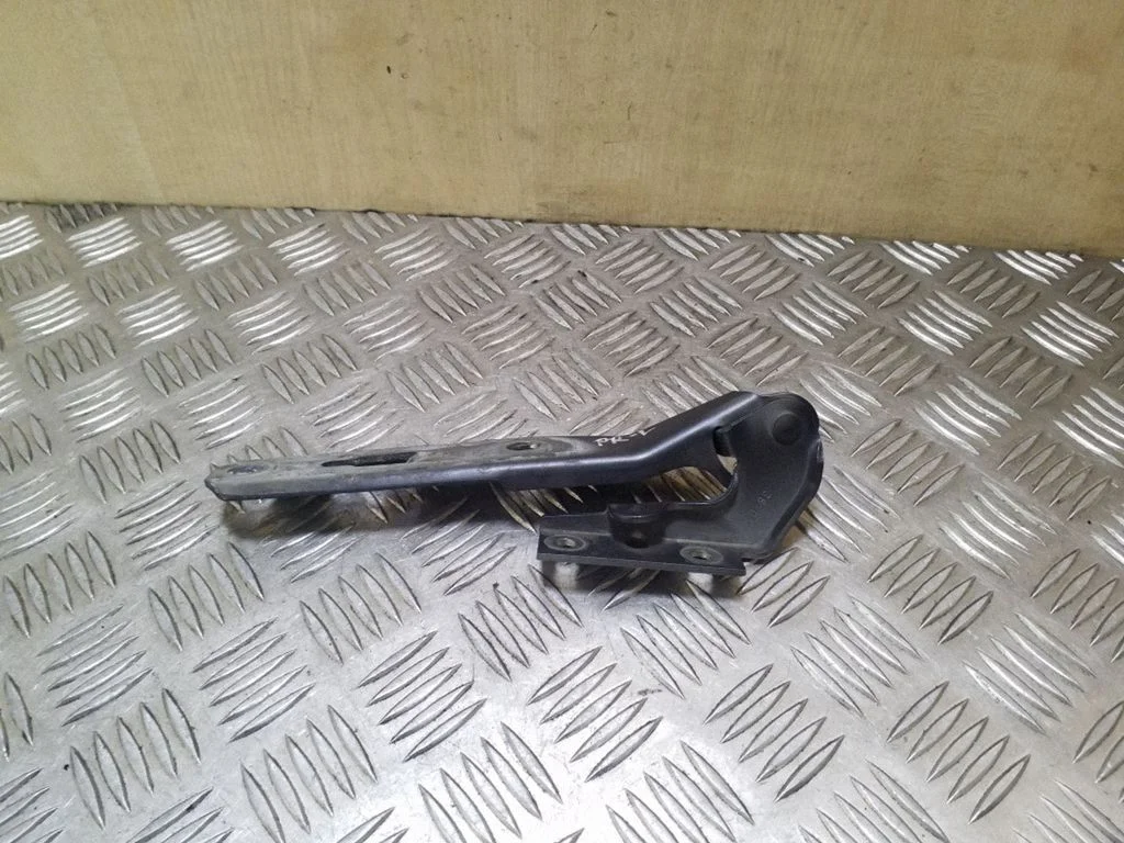 Engine bonnet/hood hinges 8E0823301