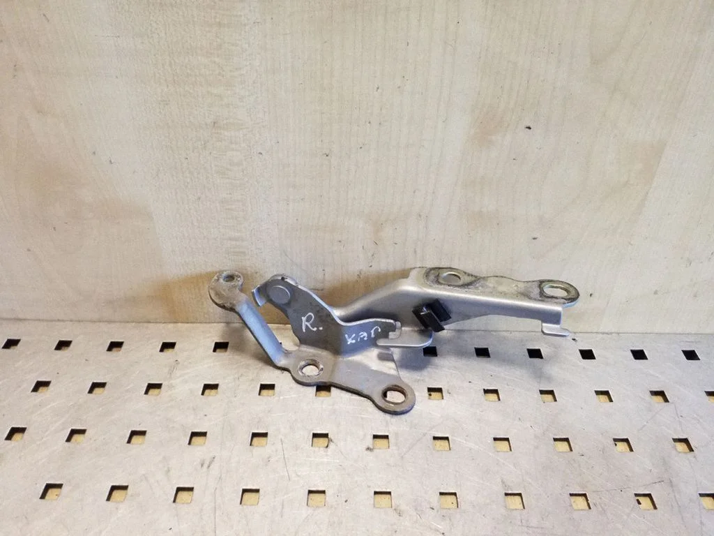Mootorikapoti hinged – parem