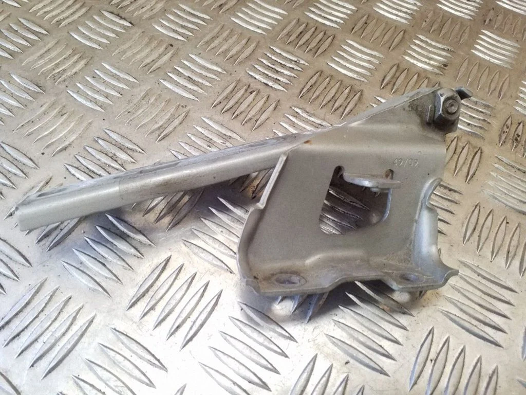 Engine bonnet/hood hinges 8T0823301