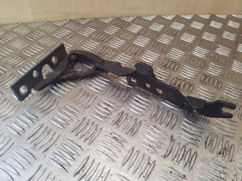 Mootorikapoti hinged 8402174