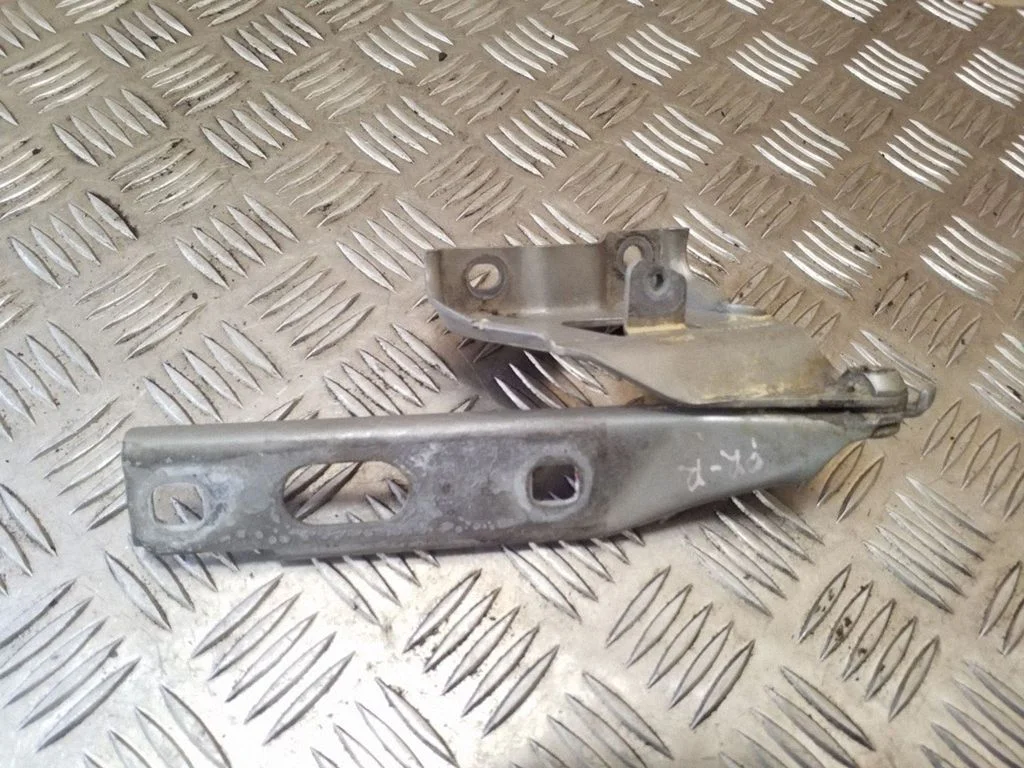 Engine bonnet/hood hinges 8T0823302