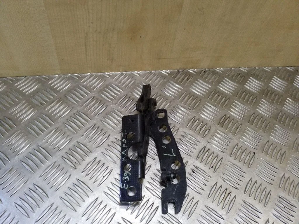 Mootorikapoti hinged