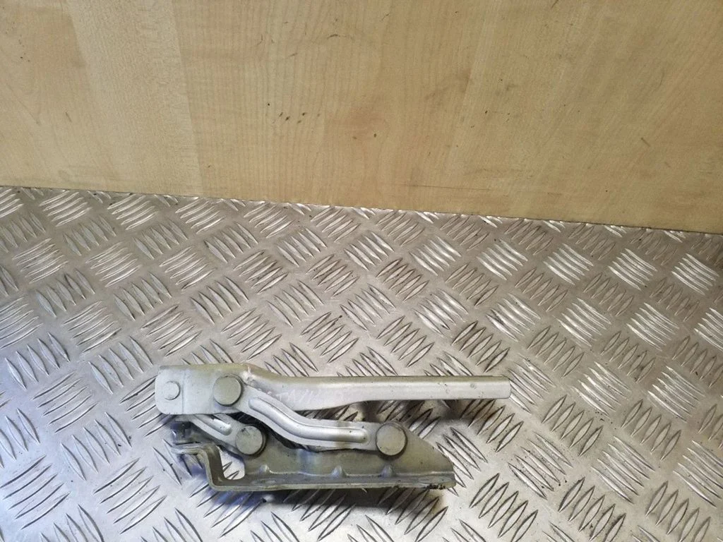 Engine bonnet/hood hinges – Skoda Octavia Mk2 (1Z) (2004-2013)