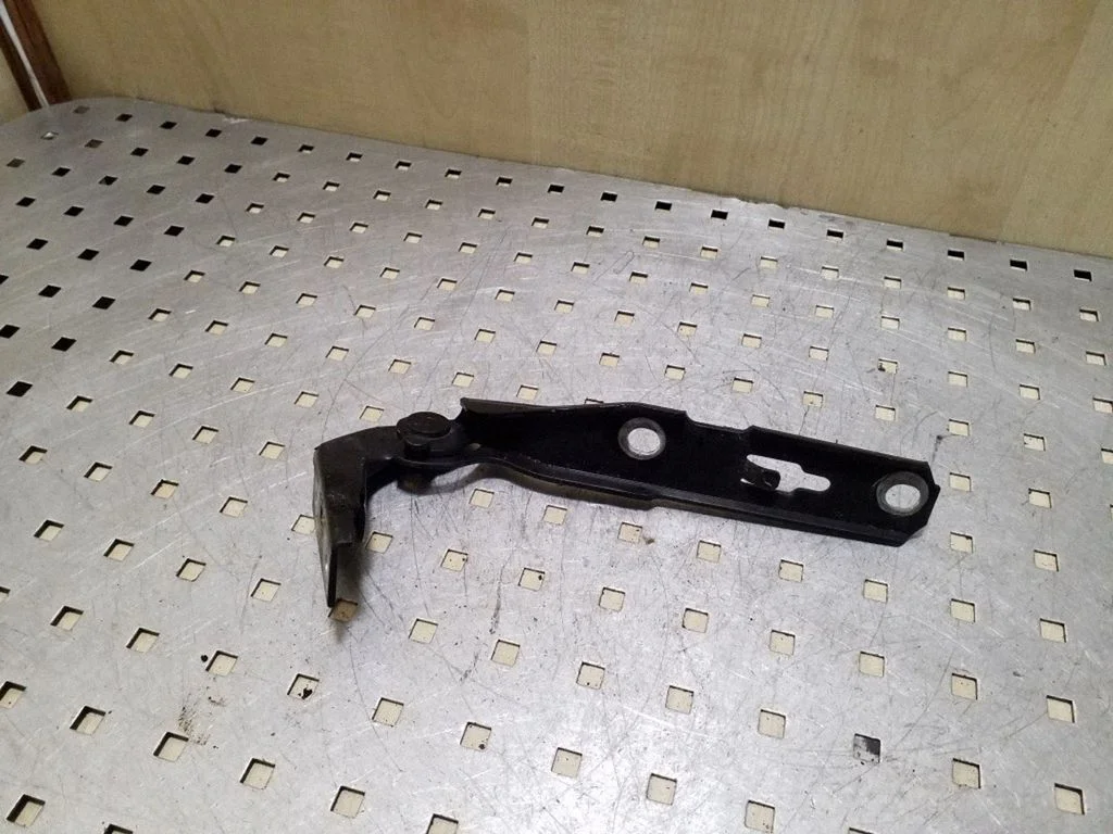 Engine bonnet/hood hinges 8E0823301