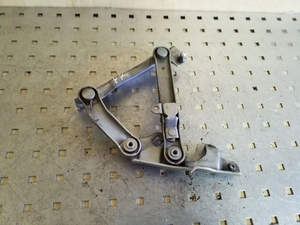 Engine bonnet/hood hinges 2118800228