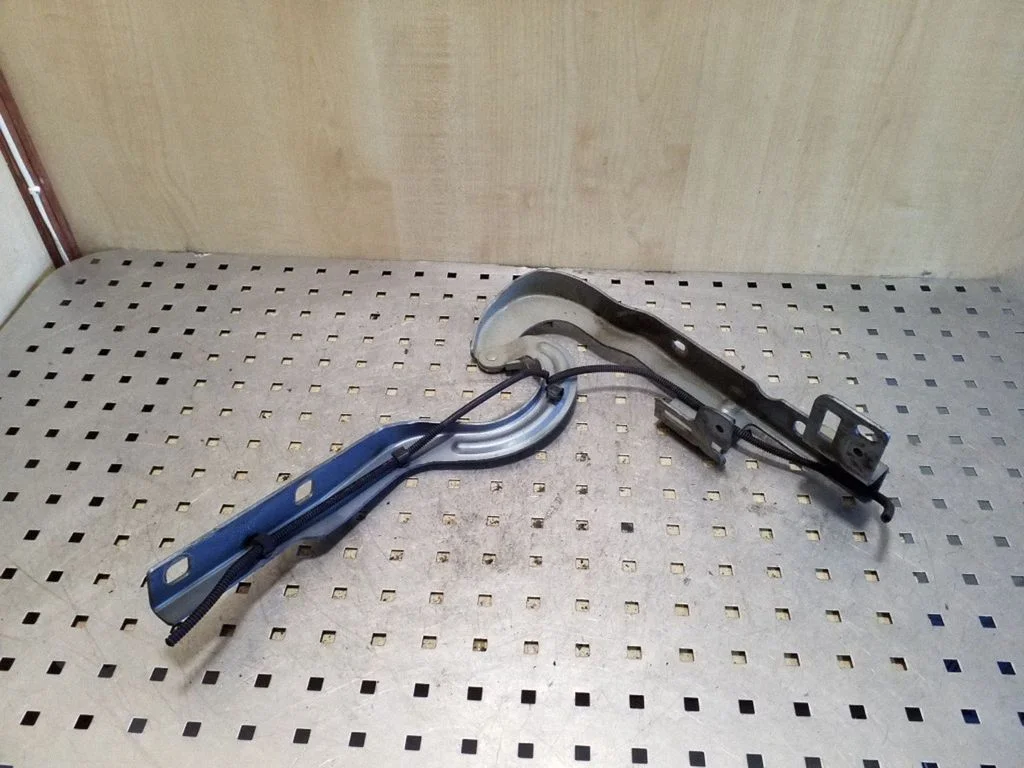 Engine bonnet/hood hinges 968586748B
