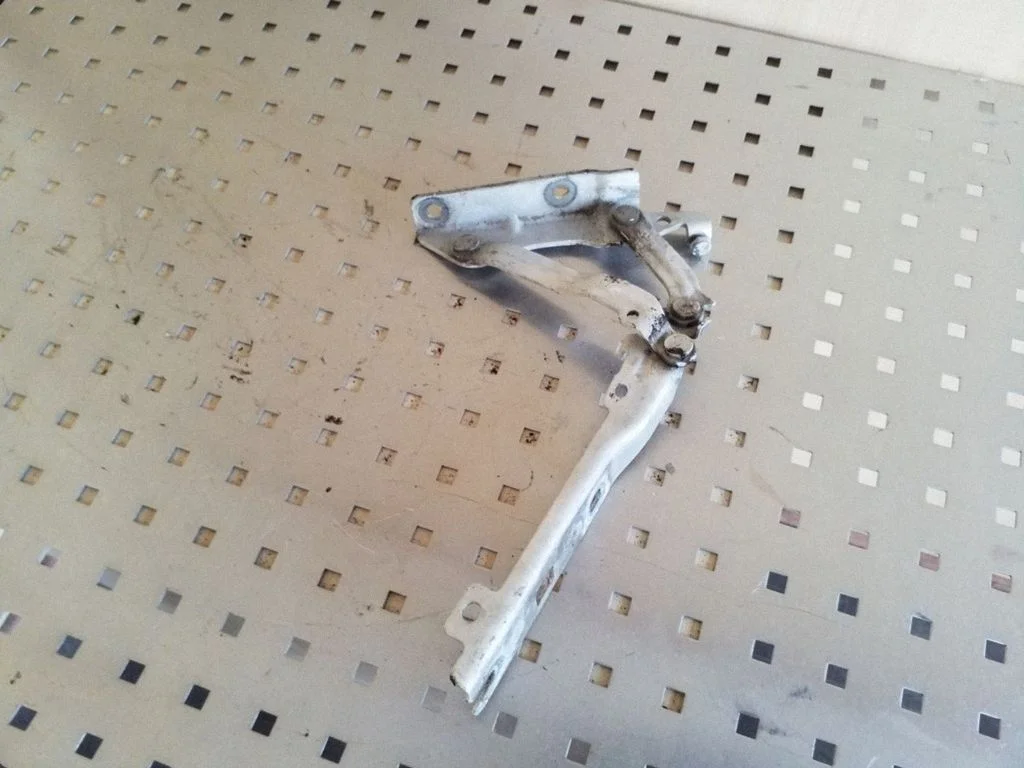 Engine bonnet/hood hinges – right