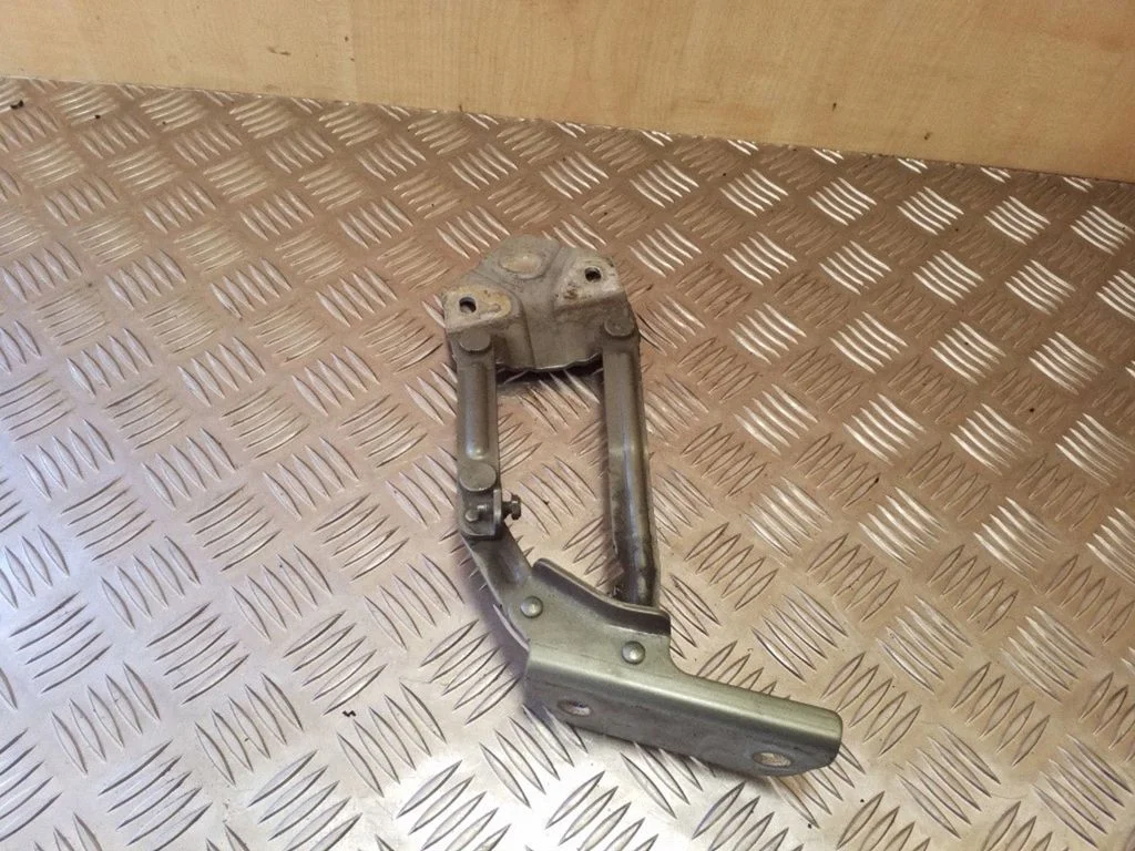 Mootorikapoti hinged 110823301B