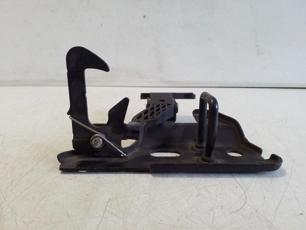 Motora pārsega slēdzene 4F0823480A