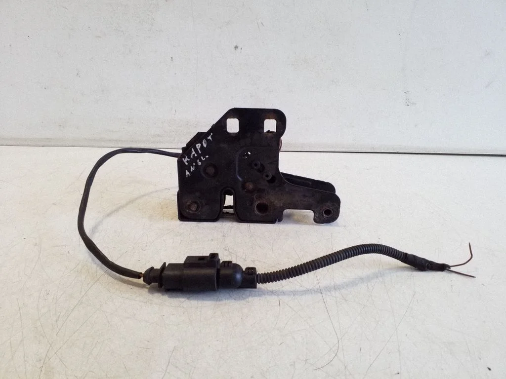 Engine bonnet/hood lock/catch