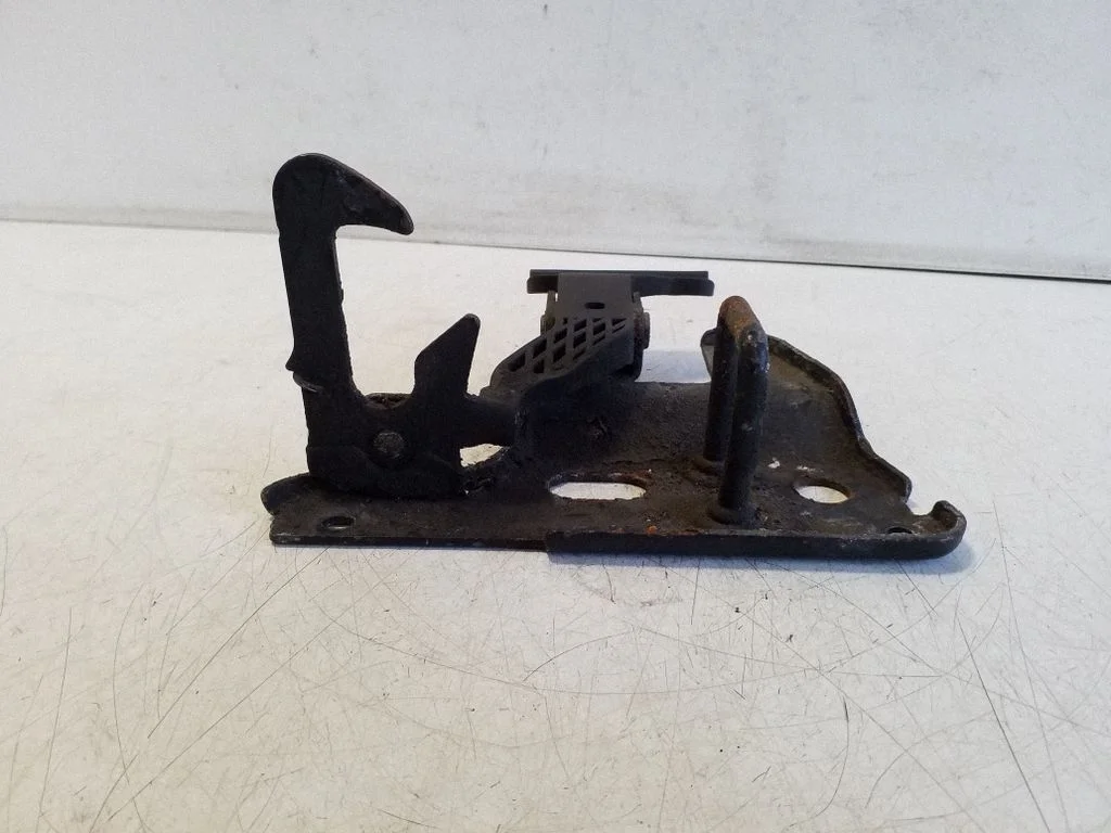 Motora pārsega slēdzene 4F0823480