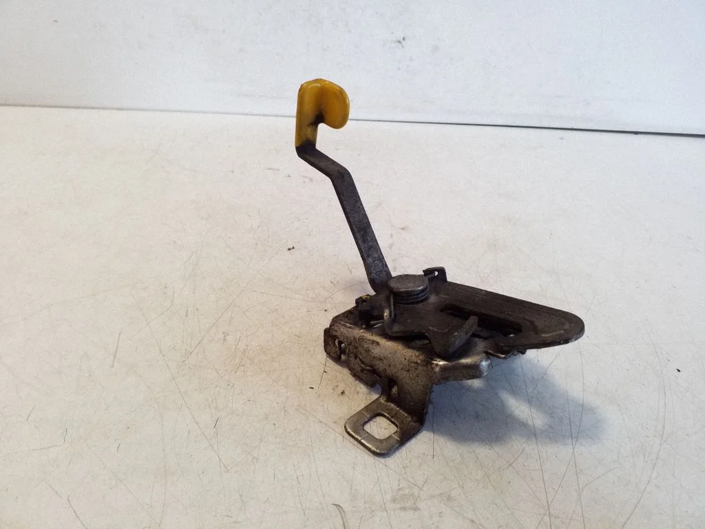 Engine bonnet/hood lock/catch