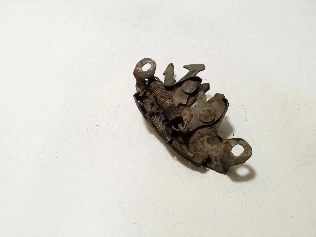 Engine bonnet/hood lock/catch