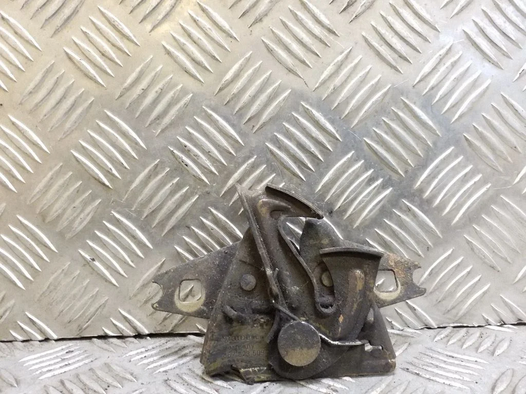 Motora pārsega slēdzene 867823509