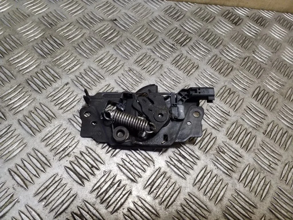 Motora pārsega slēdzene