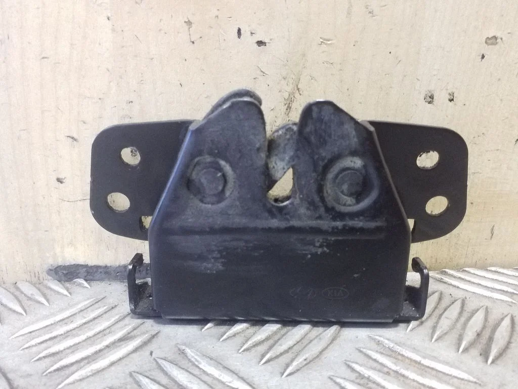 Motora pārsega slēdzene