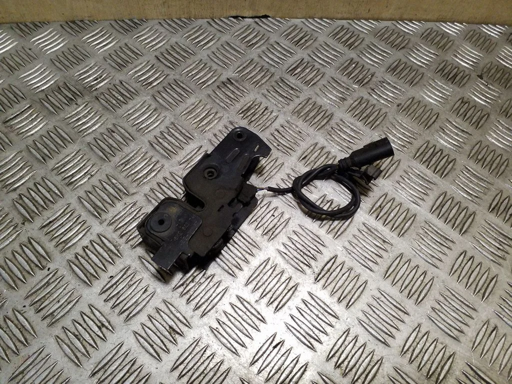 Engine bonnet/hood lock/catch 8K0823509D