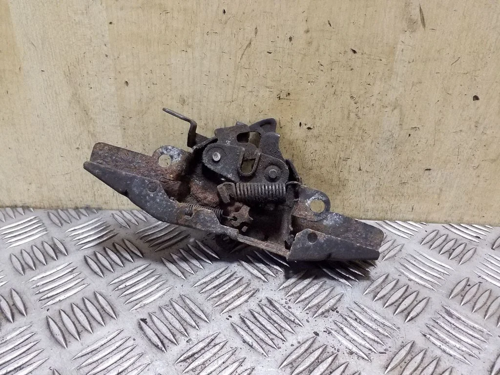 Engine bonnet/hood lock/catch