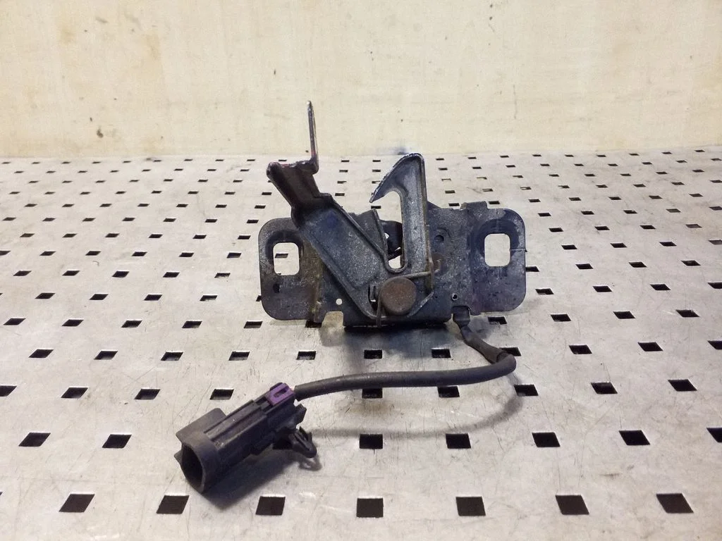 Engine bonnet/hood lock/catch