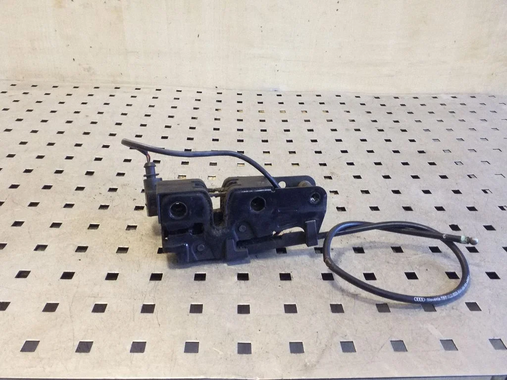 Engine bonnet/hood lock/catch