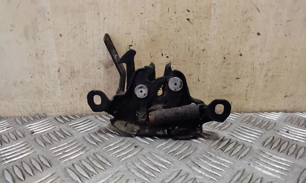 Engine bonnet/hood lock/catch
