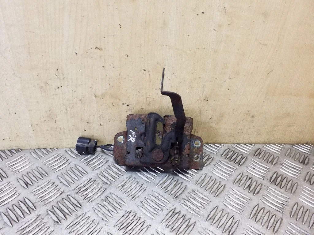 Engine bonnet/hood lock/catch
