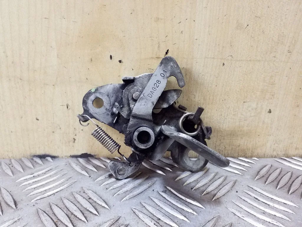 Engine bonnet/hood lock/catch
