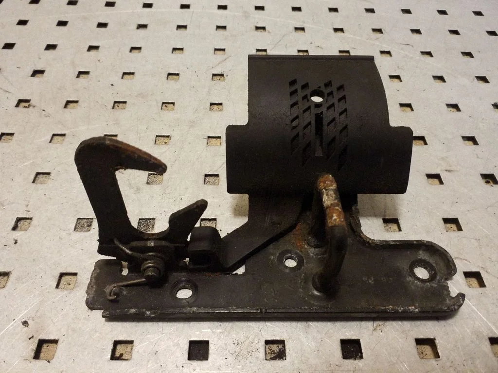 Zamek maski 8J0823480C