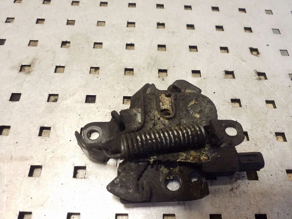 Engine bonnet/hood lock/catch