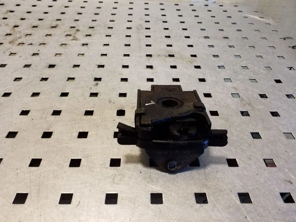 Motora pārsega slēdzene 8203862