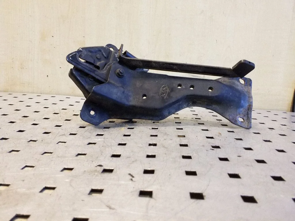 Engine bonnet/hood lock/catch