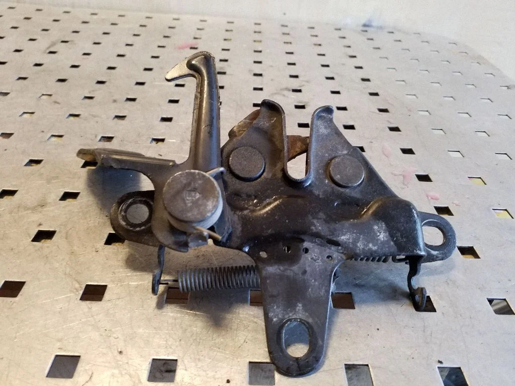 Engine bonnet/hood lock/catch