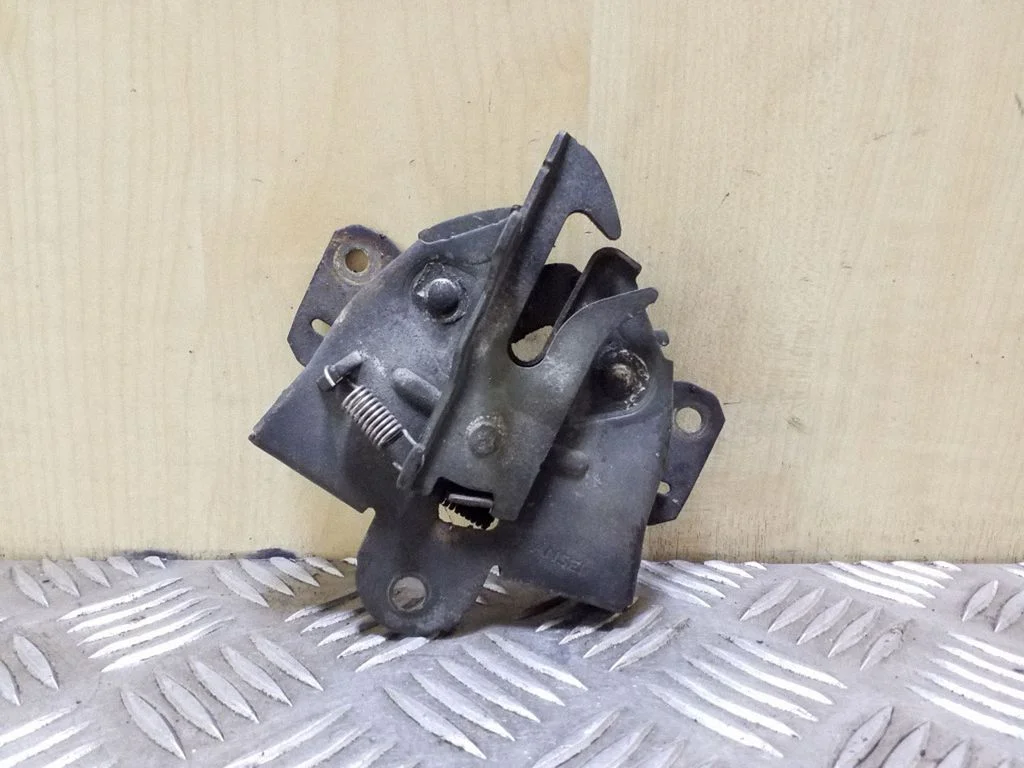 Engine bonnet/hood lock/catch