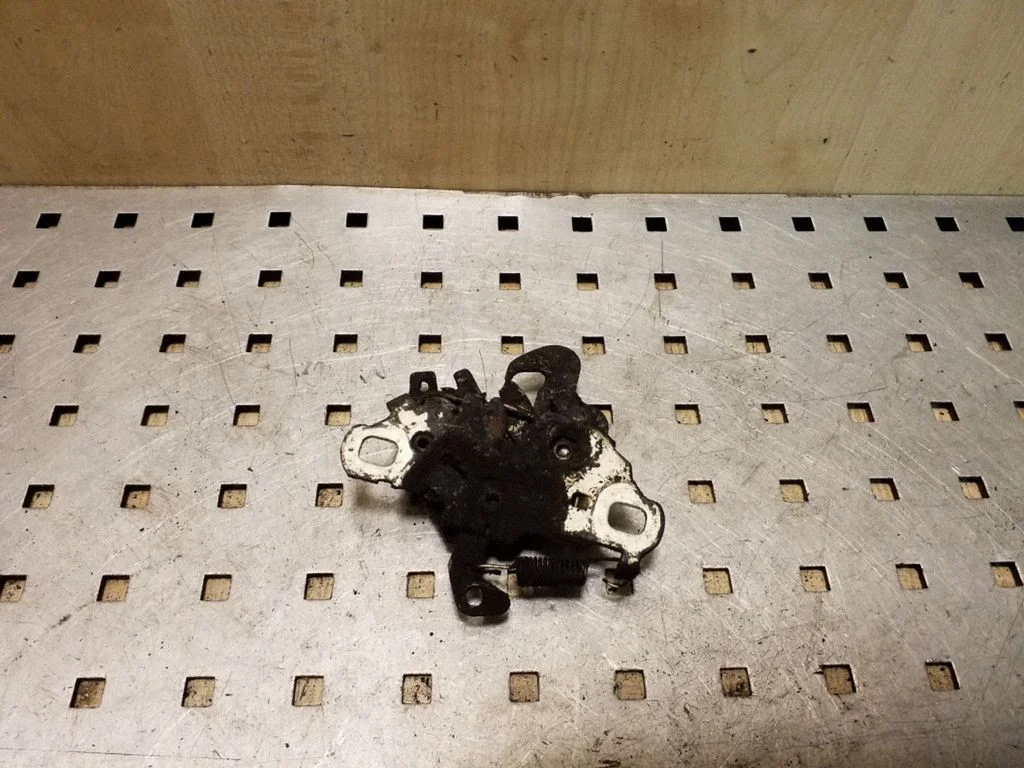 Engine bonnet/hood lock/catch