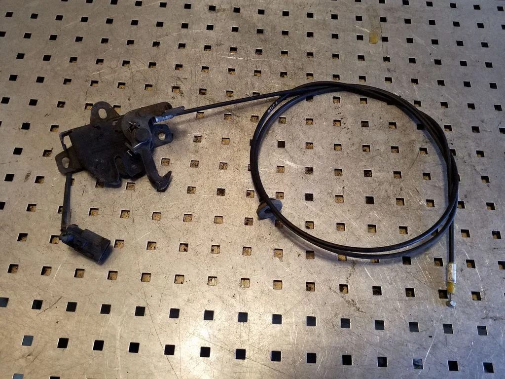 Engine bonnet/hood lock/catch