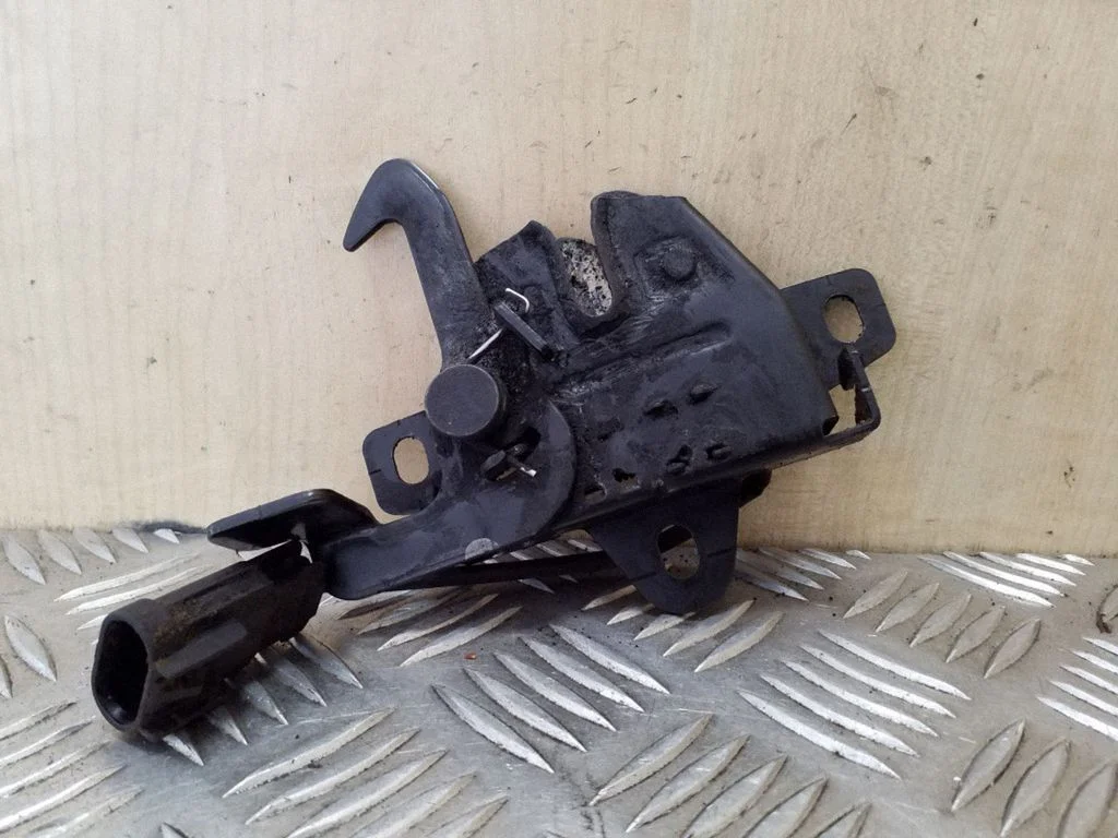 Engine bonnet/hood lock/catch