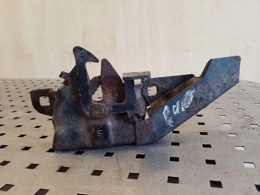 Engine bonnet/hood lock/catch