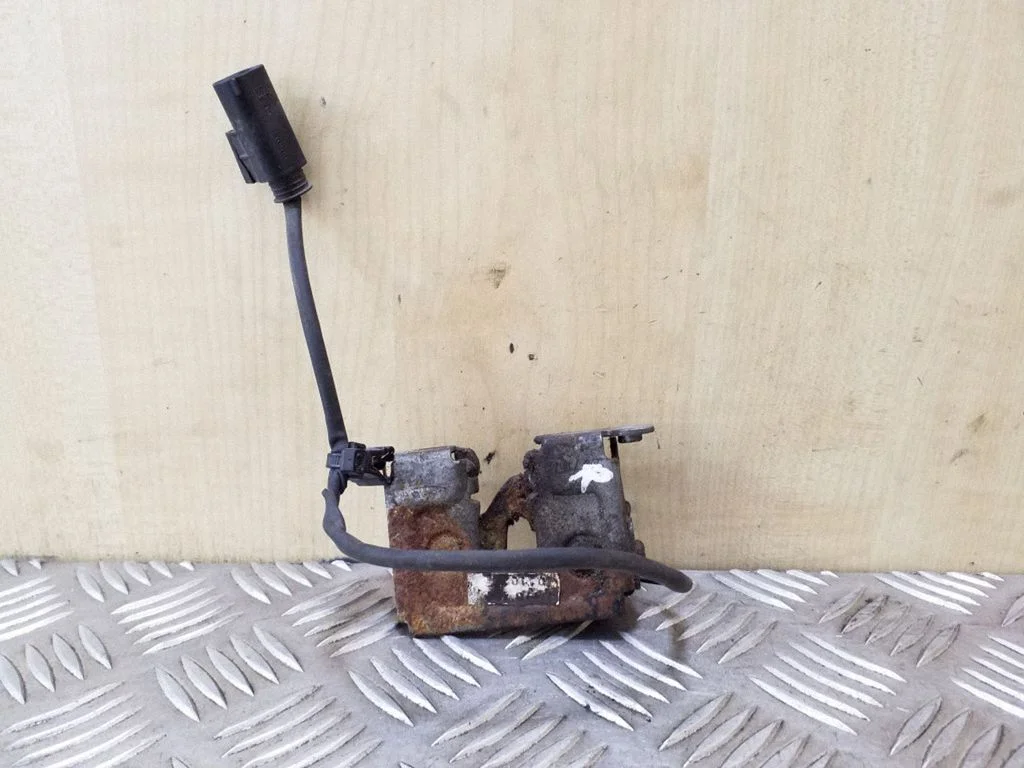 Engine bonnet/hood lock/catch – right