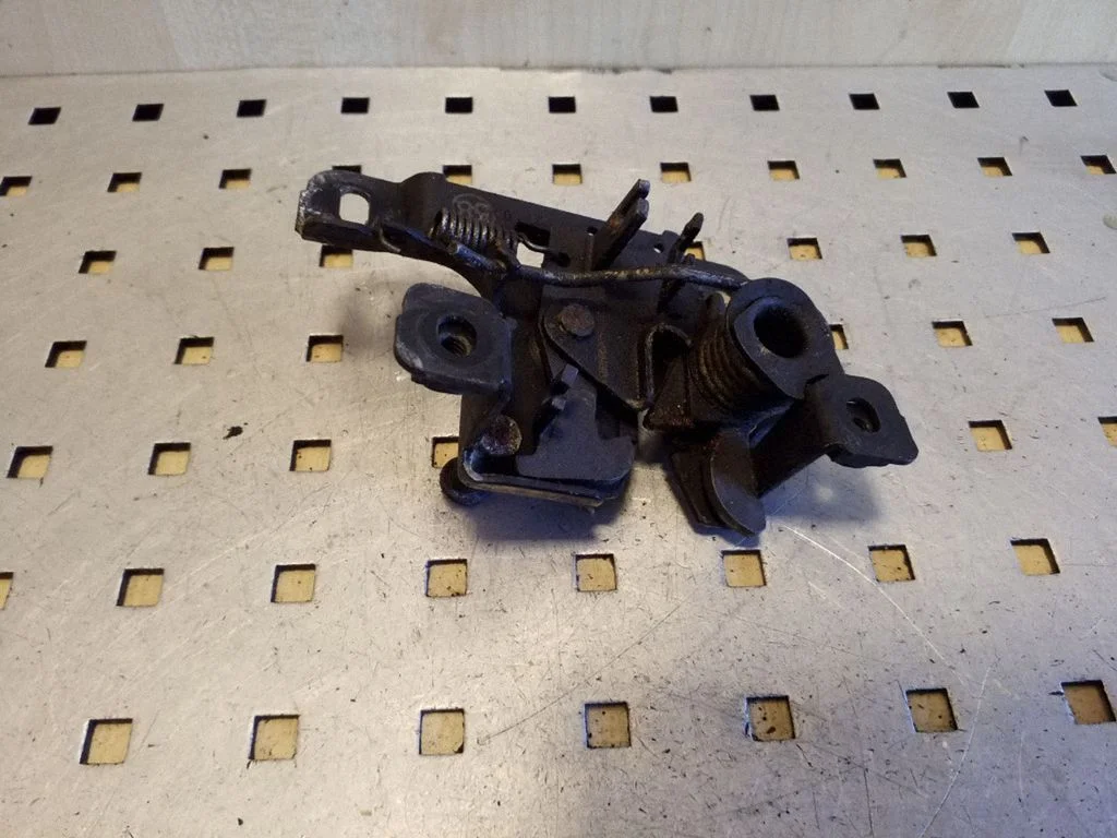 Motora pārsega slēdzene 8L0823509B