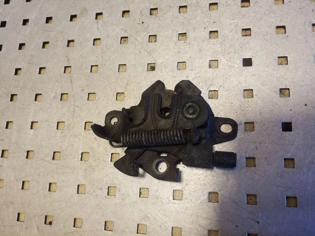 Engine bonnet/hood lock/catch