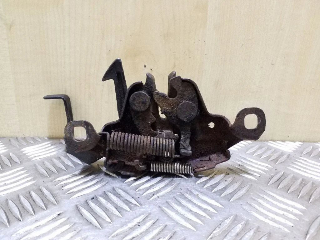 Engine bonnet/hood lock/catch
