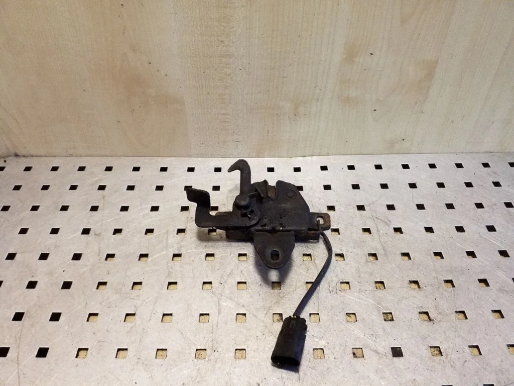Engine bonnet/hood lock/catch
