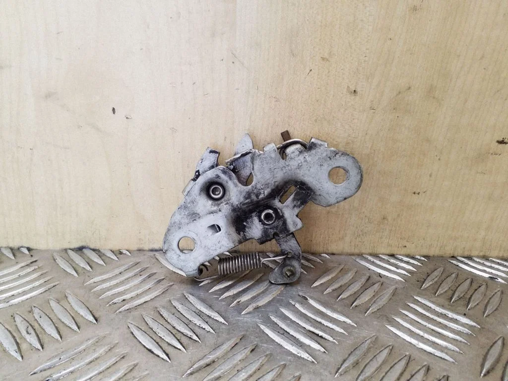 Engine bonnet/hood lock/catch