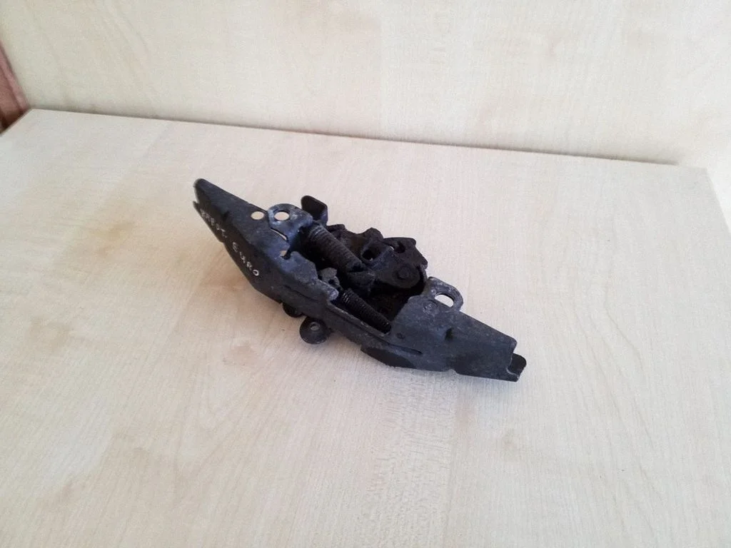 Engine bonnet/hood lock/catch