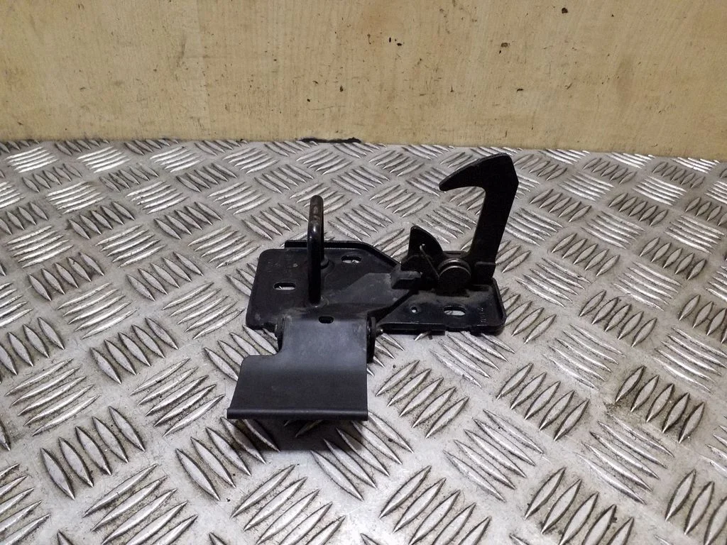 Mootorikapoti luku aas 4L0823480A